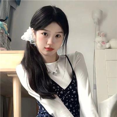 给小酒馆女子喝高杯酒